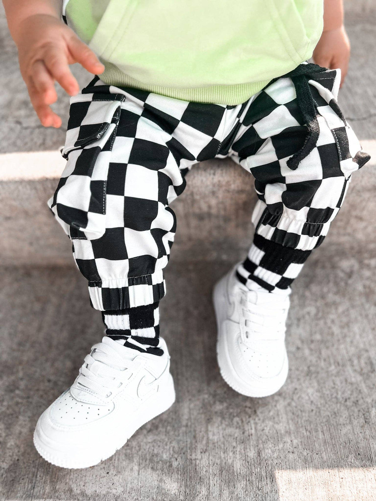 BLACK & WHITE CHECKERED • CARGO SWEATPANTS: 12/18m
